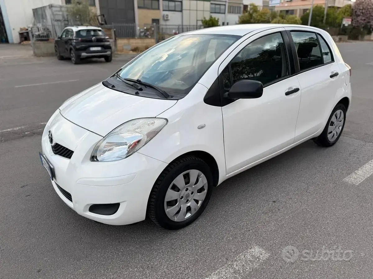 Usata Toyota Yaris 69 CV (50 kW) 2011 Bianco Utilitaria