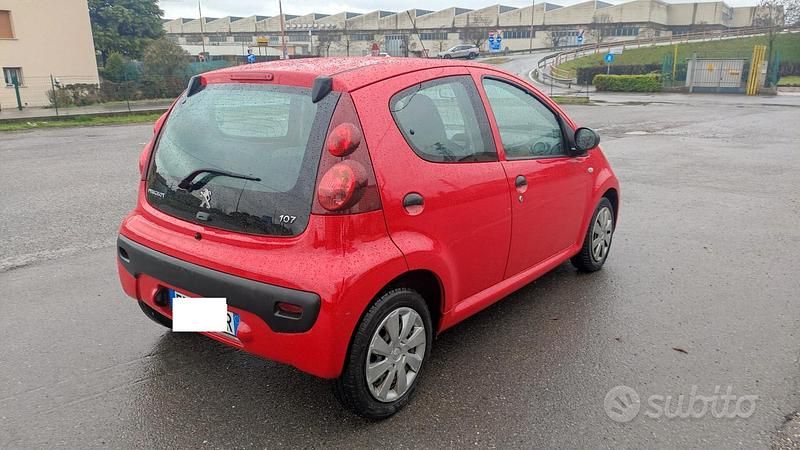 Usata Peugeot 107 68 CV (50 kW) 2012 Rosso Utilitaria