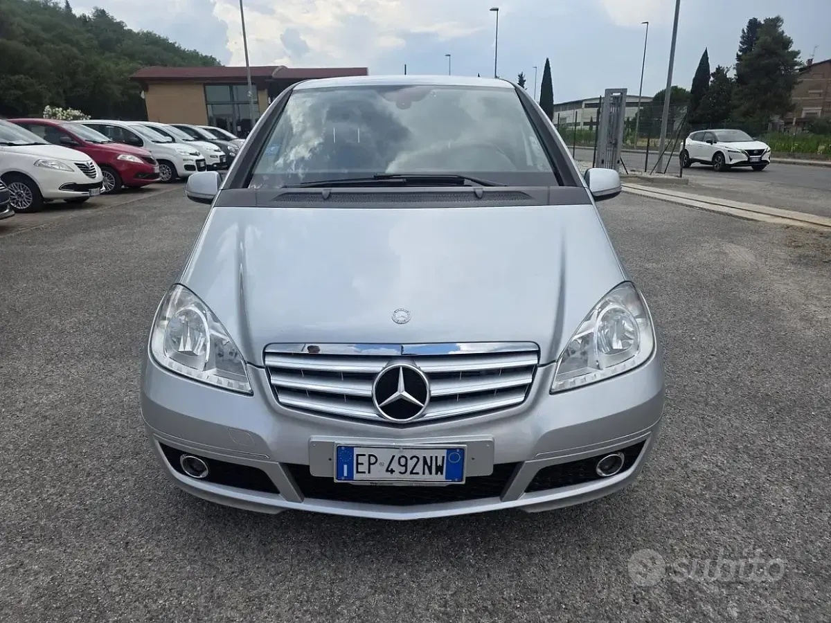 Usata Mercedes A180 Premium 109 CV (80 kW) 2012 Grigio Utilitaria