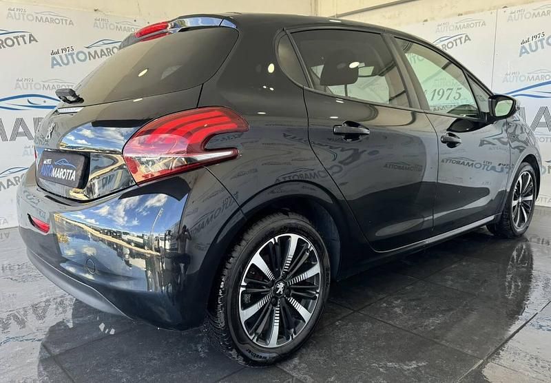 Usata Peugeot 208 Signature Sky 102 CV (75 kW) 2019 Nero Utilitaria