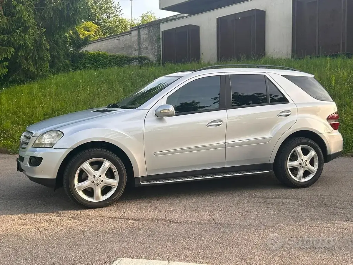 Usata Mercedes ML320 224 CV (164 kW) 2006 Grigio SUV