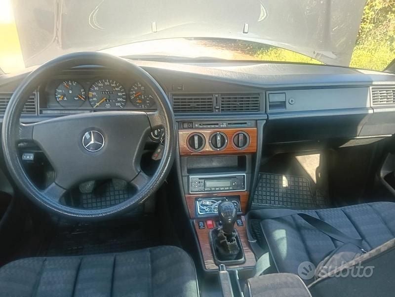 Usata Mercedes 190 126 CV (92 kW) 1993 Grigio Berlina