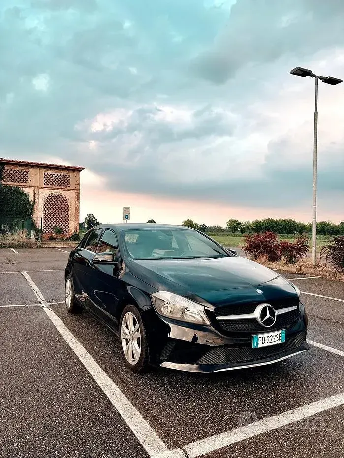 Usata Mercedes A180 109 CV (80 kW) 2016 Nero Utilitaria