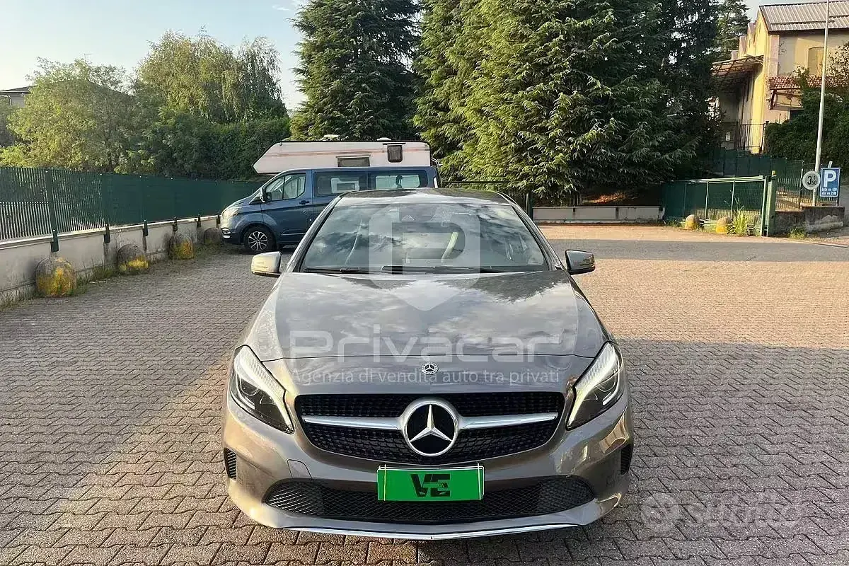 Usata Mercedes A180 109 CV (80 kW) 2017 Grigio Utilitaria