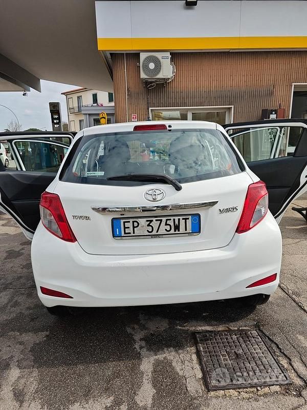 Usata Toyota Yaris Active 69 CV (50 kW) 2013 Bianco Utilitaria