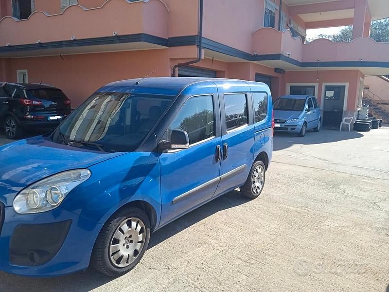 Begagnad Fiat Doblò Emotion 105 HK (77 kW) 2012 Blå Minibuss