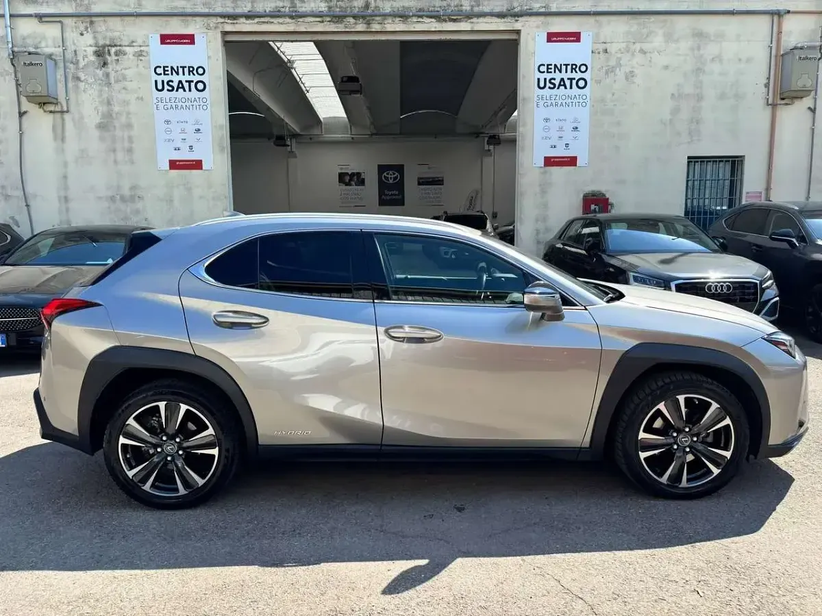 Usata Lexus UX 250h 184 CV (135 kW) 2020 Oro SUV