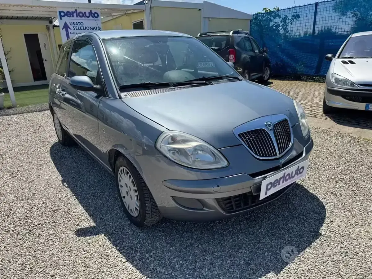 Usata Lancia Ypsilon 60 CV (44 kW) 2004 Grigio Utilitaria