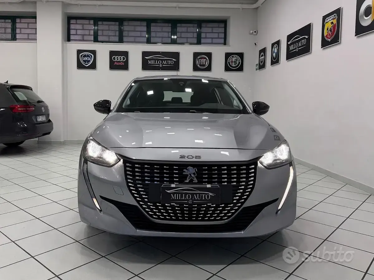 Usata Peugeot 208 Allure 102 CV (75 kW) 2022 Grigio Utilitaria