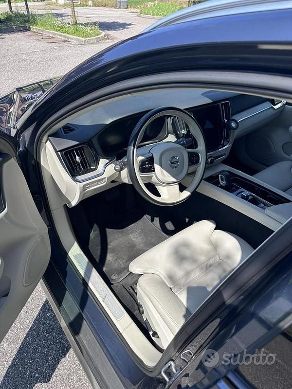 Usata Volvo V60 CC 2022 Blu Station wagon