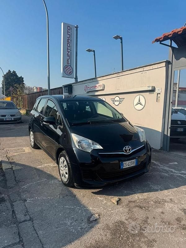 Usata Toyota Verso-S Lounge 99 CV (72 kW) 2013 Nero Monovolume