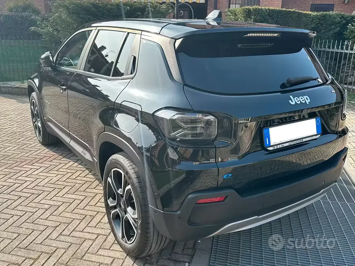 Usata Jeep Avenger Summit 61 kW (84 CV) 2023 Nero SUV