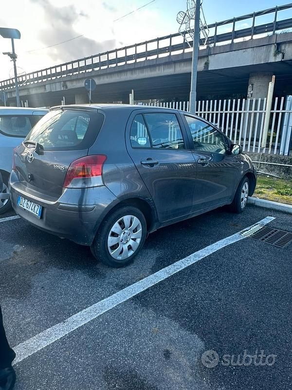 Usata Toyota Yaris 2009 Grigio Utilitaria