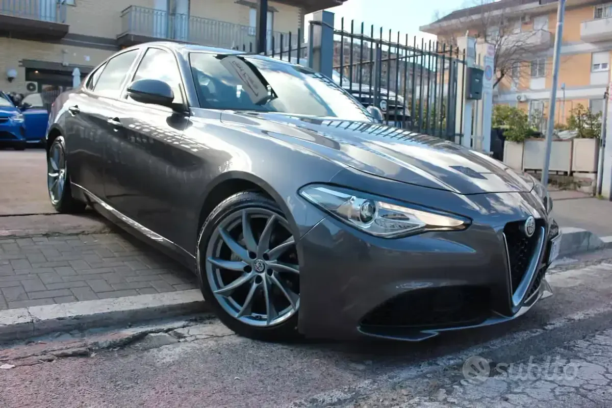Käytetty Alfa Romeo Giulia Super 160 HP (117 kW) 2019 Harmaa Sedan