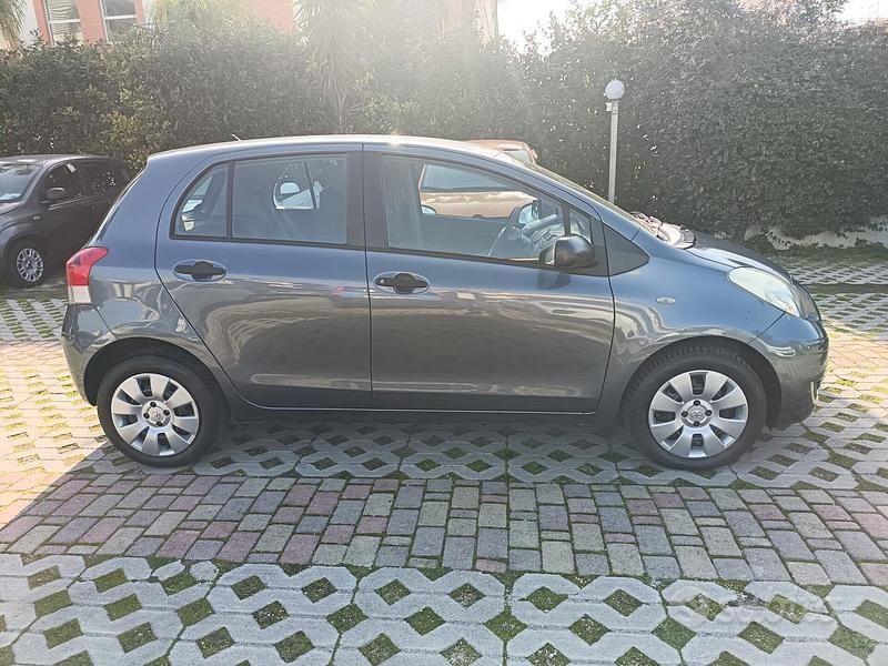 Usata Toyota Yaris 90 CV (66 kW) 2009 Grigio Utilitaria