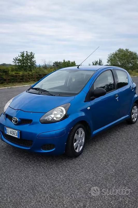 Usata Toyota Aygo Connect Style 68 CV (50 kW) 2012 Blu Utilitaria