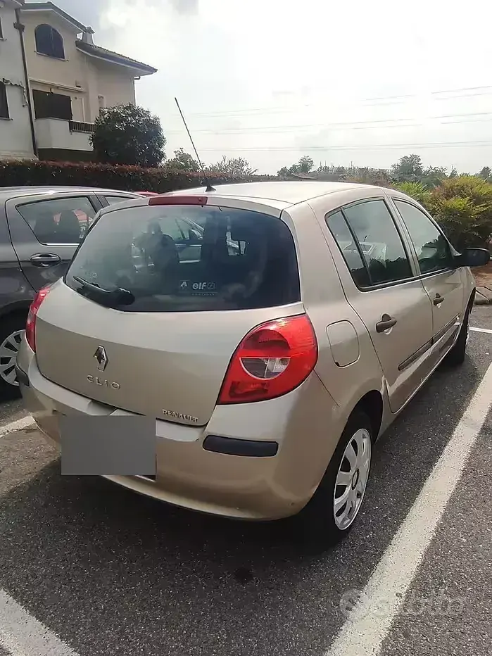 Usata Renault Clio III 75 CV (55 kW) 2006 Marrone Berlina