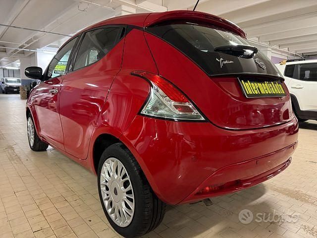 Usata Lancia Ypsilon Silver 69 CV (50 kW) 2018 Rosso Utilitaria