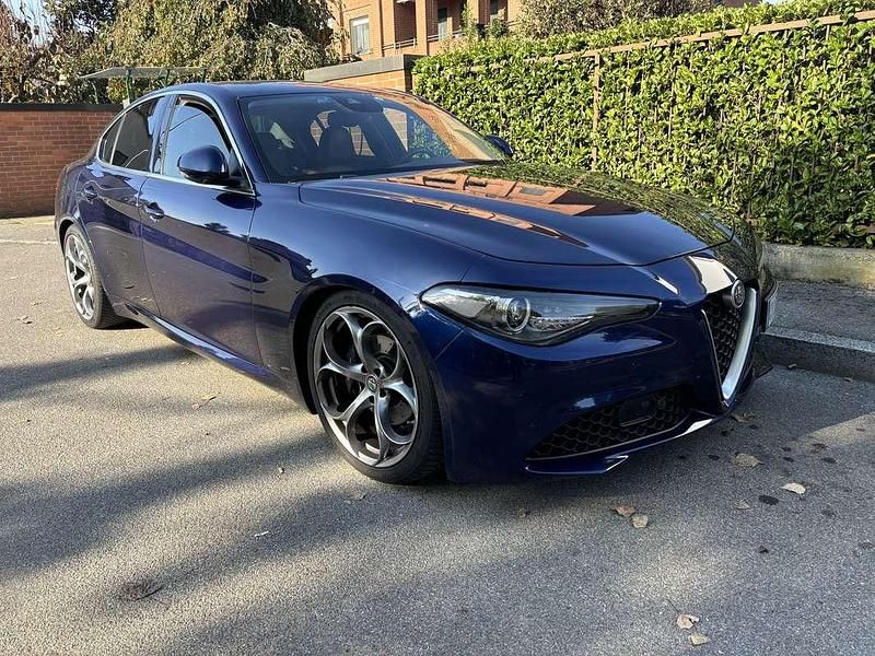 Blu/azzurro Usata 2016 Alfa Romeo Giulia Tre volumi | 17.000 € (Buon prezzo) - Immagine 1/4
