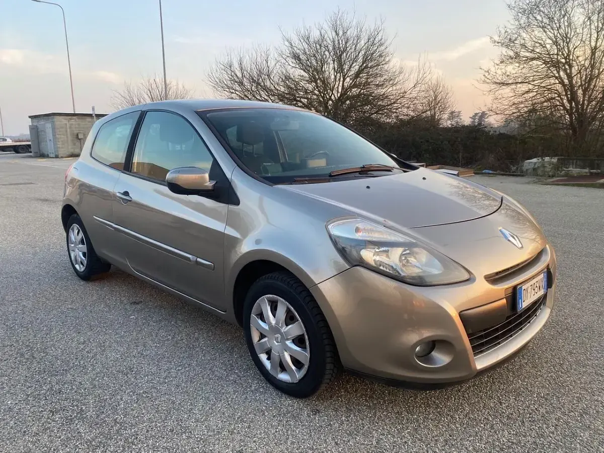 Usata Renault Clio II Luxe 75 CV (55 kW) 2009 Oro Berlina