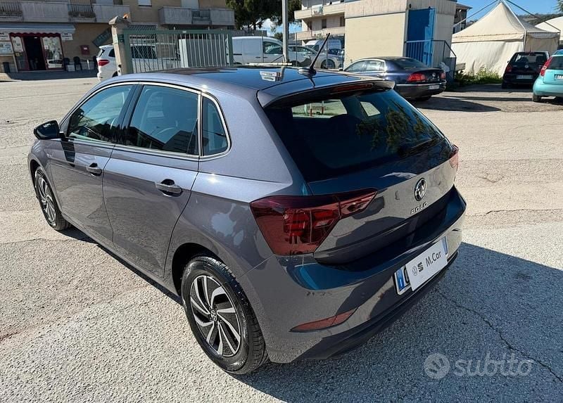 Usata VW Polo Life 90 CV (66 kW) 2024 Smoky grey metallizzato Utilitaria