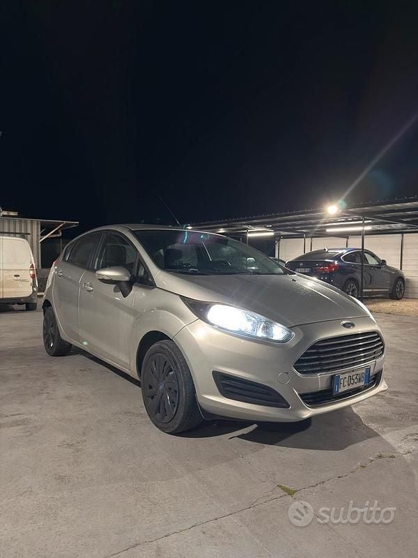 Usata Ford Fiesta 95 CV (69 kW) 2016 Grigio Utilitaria