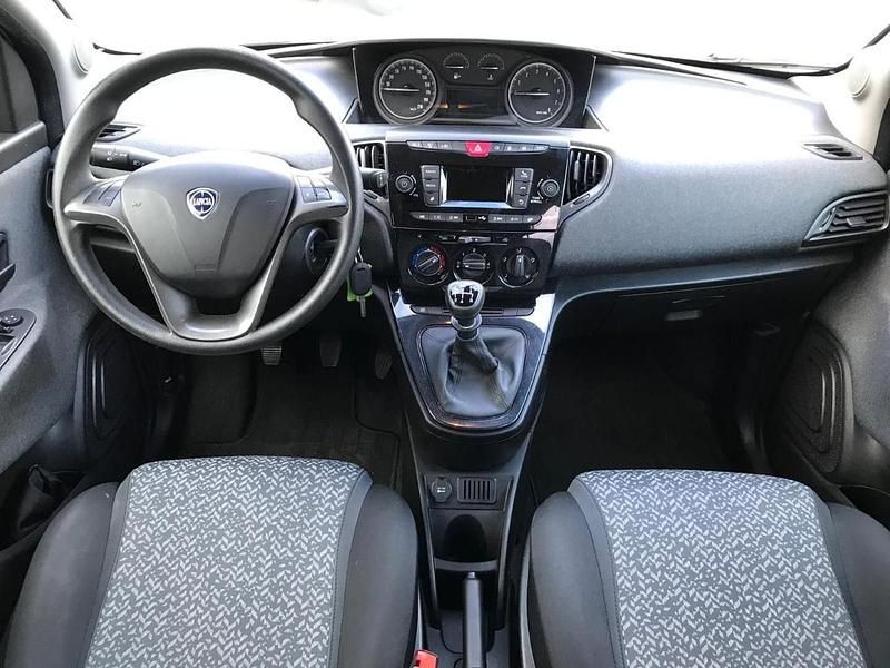 Usata Lancia Ypsilon 70 CV (51 kW) 2020 Grigio Utilitaria