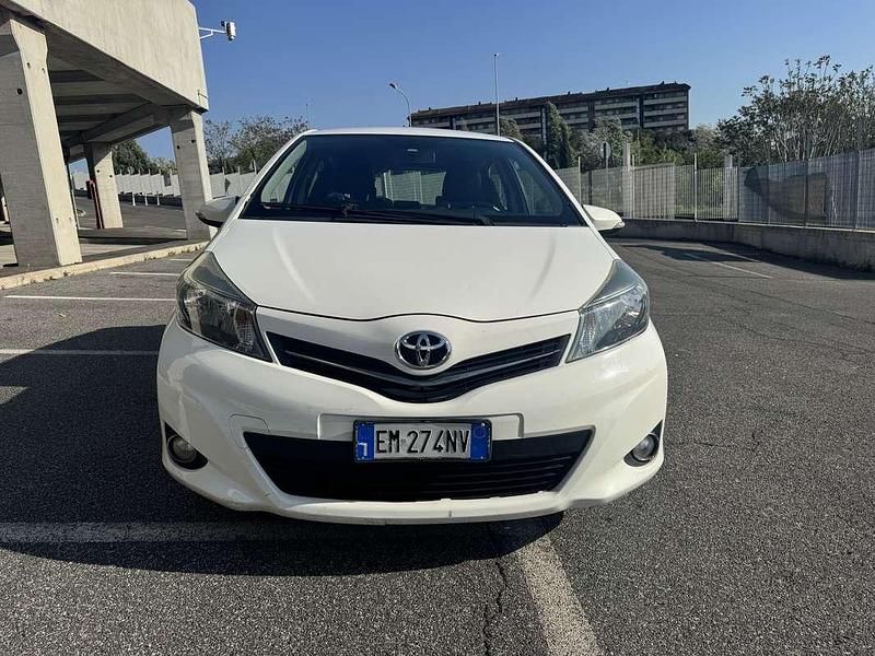 Usata Toyota Yaris Active 90 CV (66 kW) 2012 Bianco Utilitaria