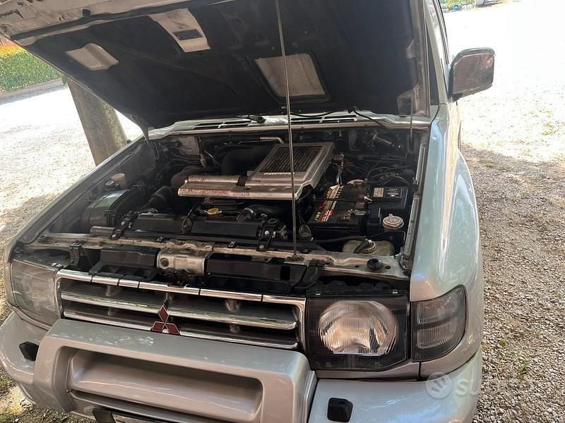 Usata Mitsubishi Pajero 125 CV (91 kW) 1998 Grigio SUV