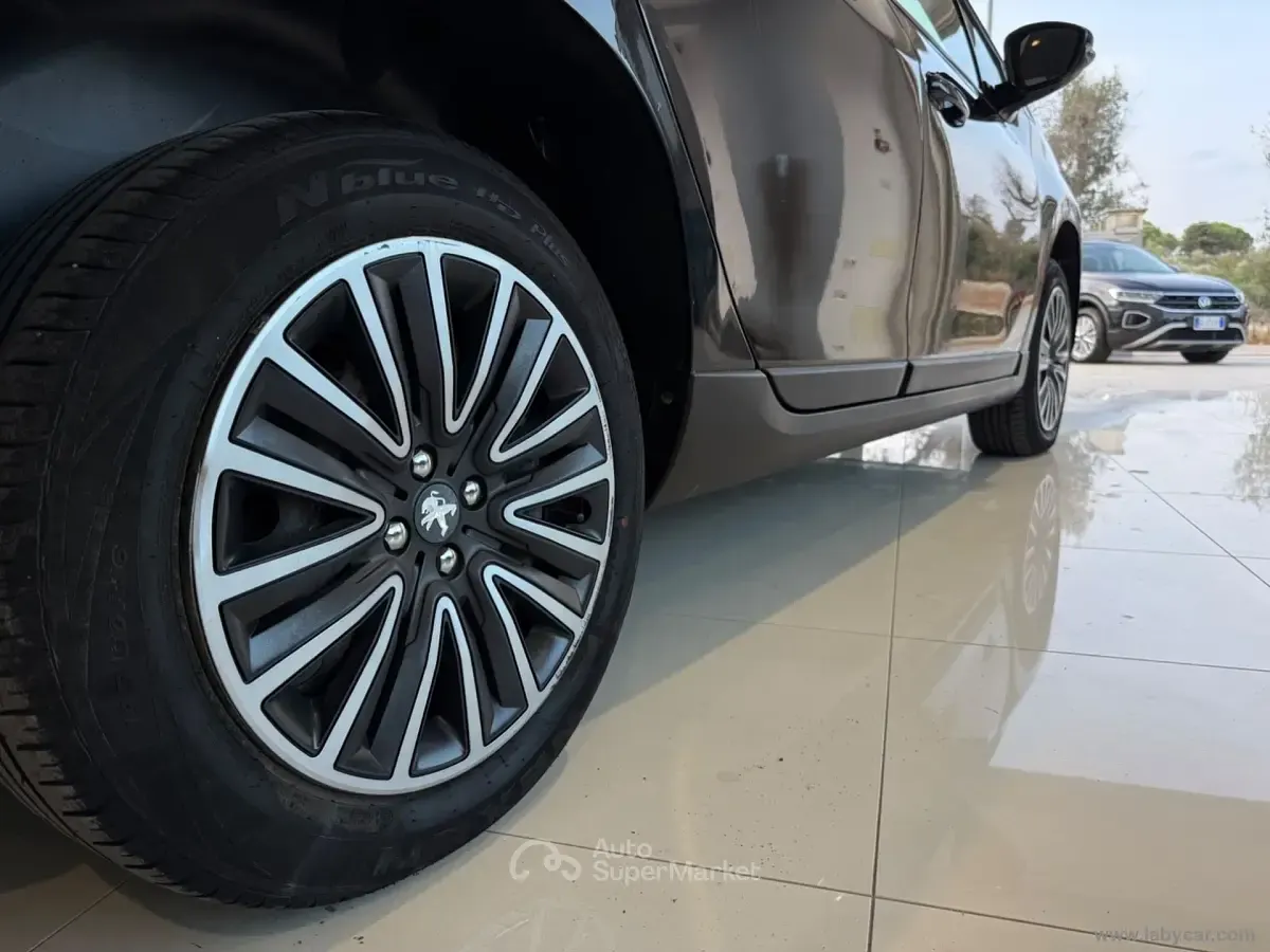 Usata Peugeot 2008 Active 68 CV (50 kW) 2015 Nero SUV
