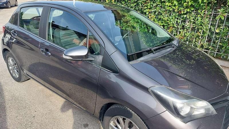 Usata Toyota Yaris Cool 69 CV (50 kW) 2016 Grigio Berlina