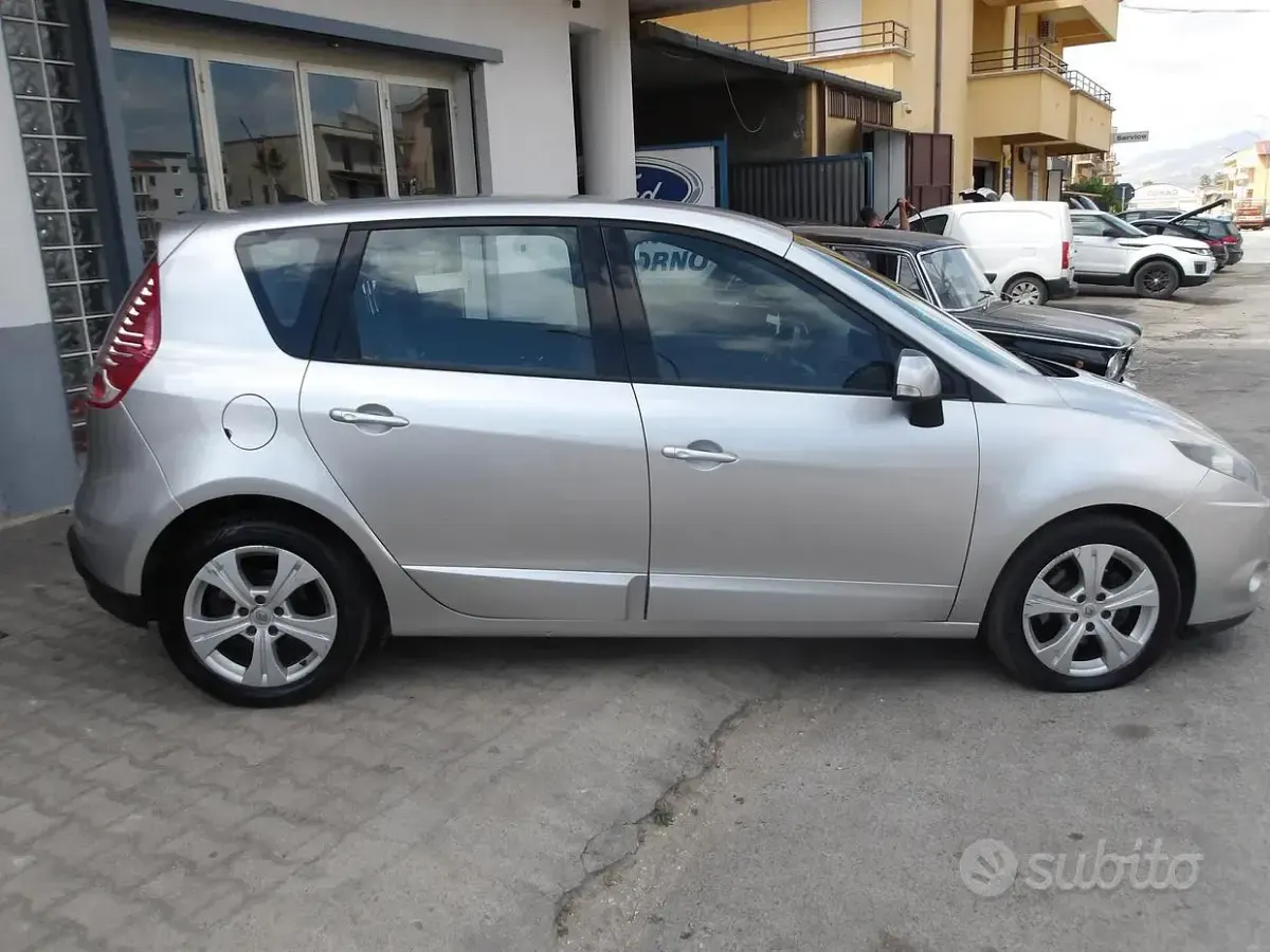 Usata Renault Scenic E-Tech Luxe 110 CV (80 kW) 2011 Grigio Monovolume