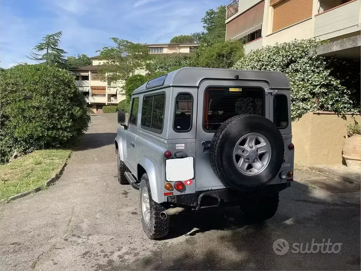 Usata Land Rover Defender SE 122 CV (89 kW) 2010 Grigio Station wagon