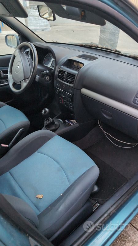 Usata 2003 Renault Clio II Tre volumi | 1600 € (Molto cara) - Immagine 1/4