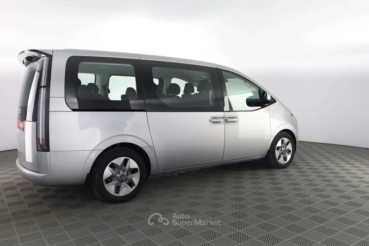 Usata Hyundai Staria 177 CV (130 kW) 2023 Shimmering silver Monovolume