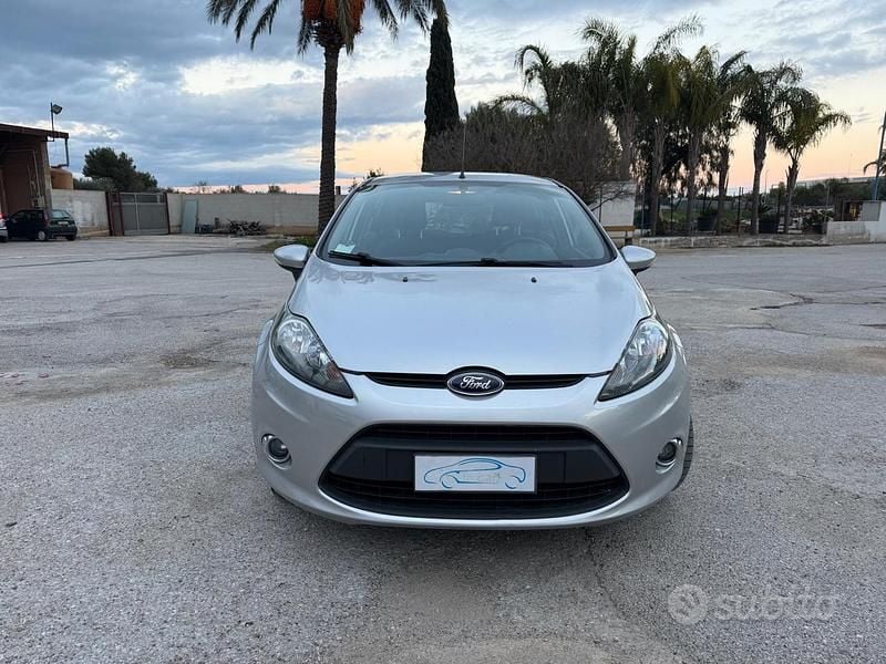 Usata Ford Fiesta Titanium 71 CV (52 kW) 2012 Grigio Berlina