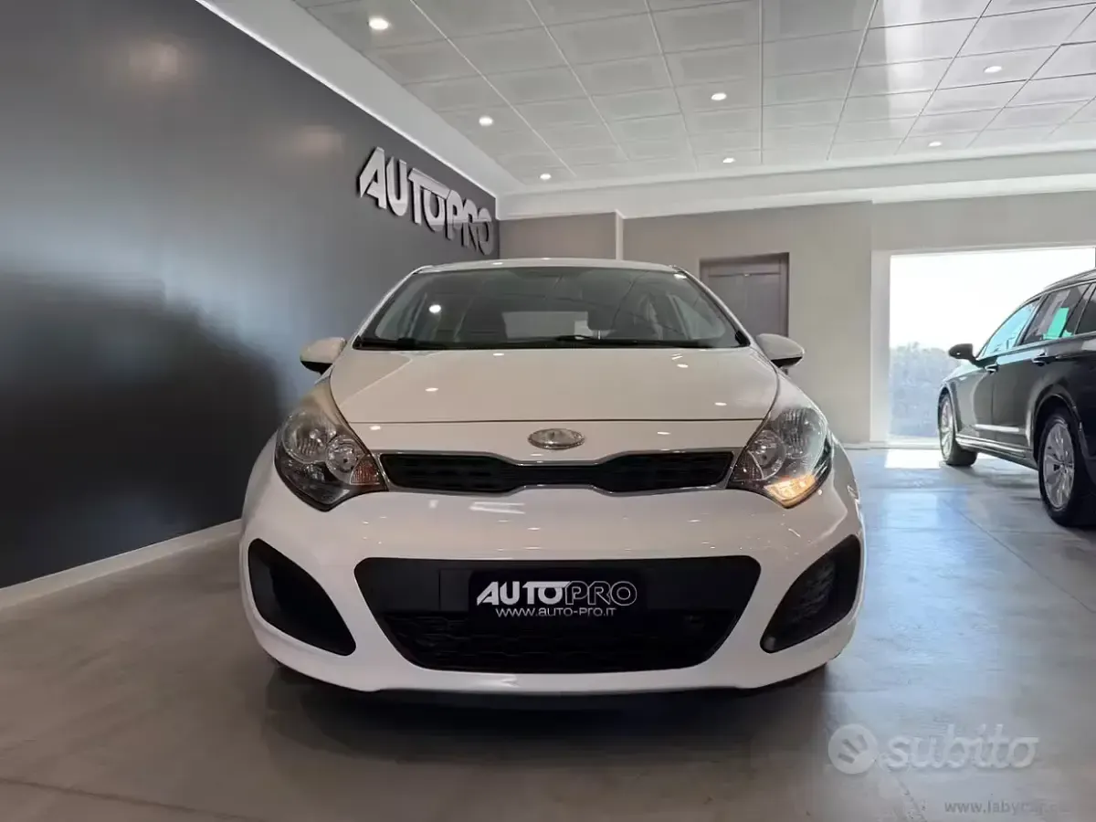 Usata Kia Rio LX 85 CV (62 kW) 2013 Bianco Berlina