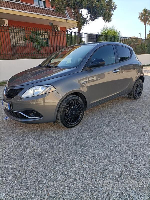 Usata Lancia Ypsilon 95 CV (69 kW) 2018 Grigio Utilitaria