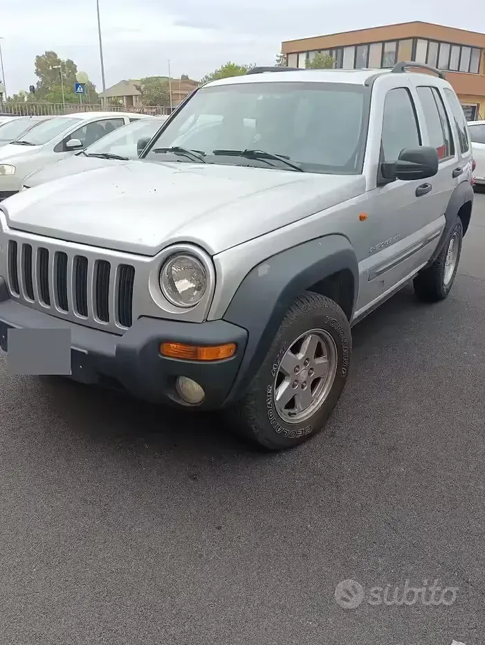 Usata Jeep Cherokee 163 CV (119 kW) 2004 Grigio SUV