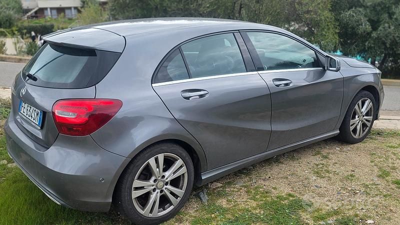 Usata Mercedes A180 109 CV (80 kW) 2015 Grigio Utilitaria