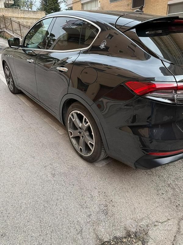 Usata Maserati Levante 350 CV (257 kW) 2021 Nero SUV