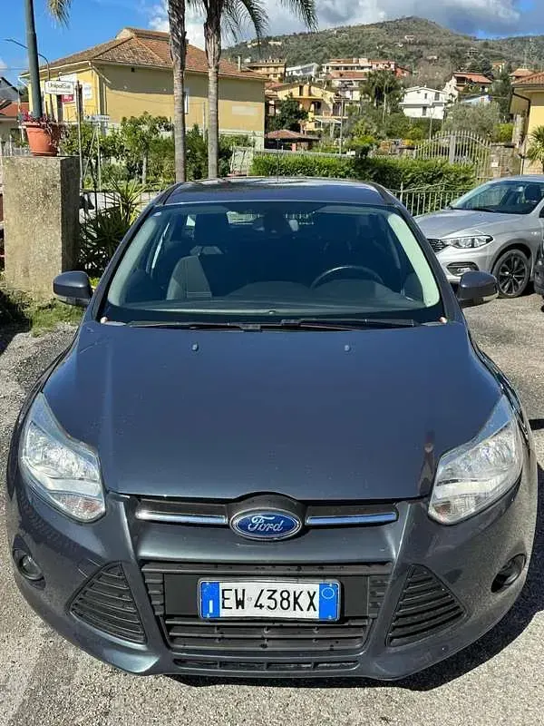Begagnad Ford Focus 95 HK (69 kW) 2014 Grå Sedan