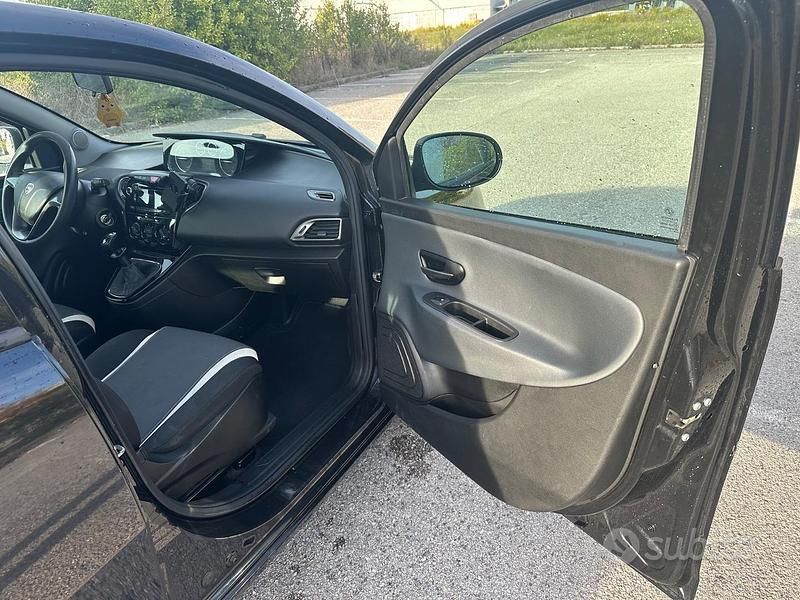 Usata Lancia Ypsilon 54 CV (39 kW) 2015 Nero Utilitaria