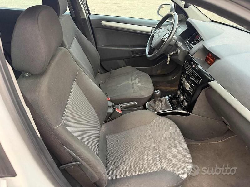 Usata Opel Astra 110 CV (80 kW) 2010 Bianco Station wagon