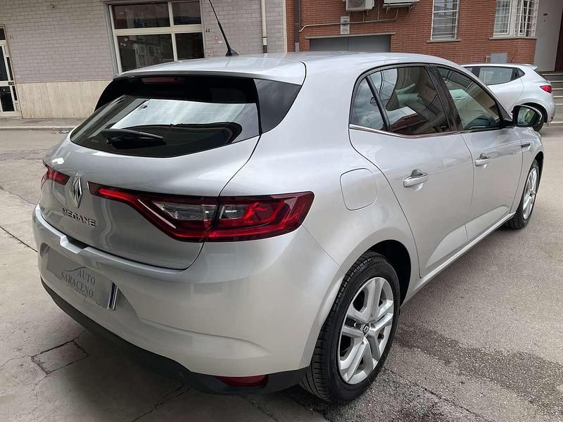 Usata Renault Mégane IV Business 116 CV (85 kW) 2019 Grigio argento met. Berlina