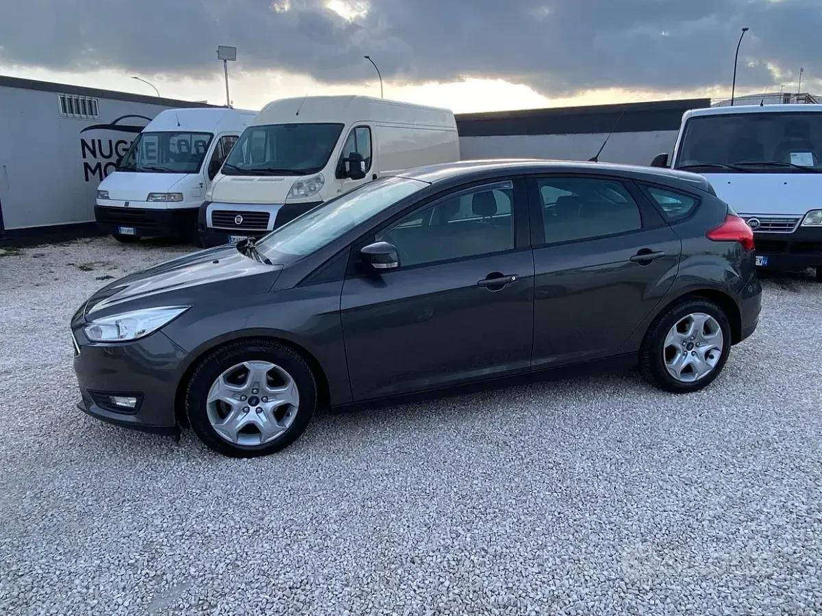 Usado Ford Focus Titanium 120 HP (88 kW) 2015 Cinzento Sedan