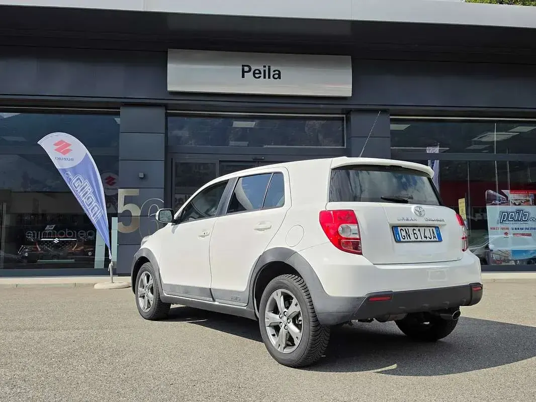 Usata Toyota Urban Cruiser Lounge 90 CV (66 kW) 2013 Bianco Utilitaria