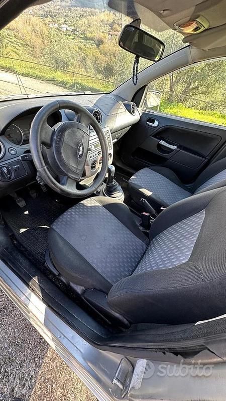 Usata Ford Fiesta 2005 Grigio Berlina
