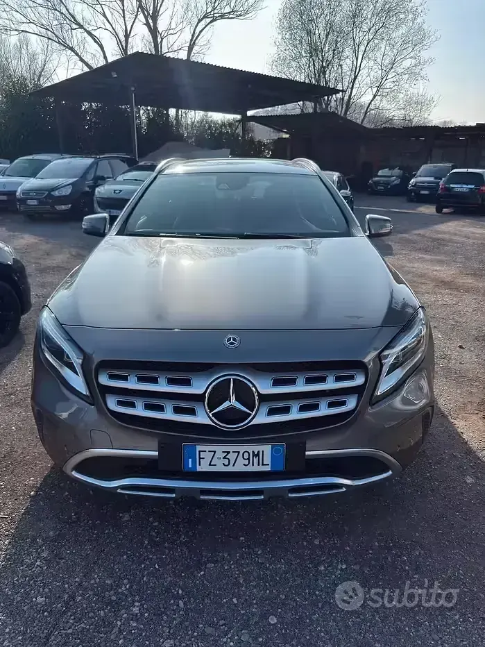 Usata Mercedes GLA180 Premium 122 CV (89 kW) 2020 Beige SUV