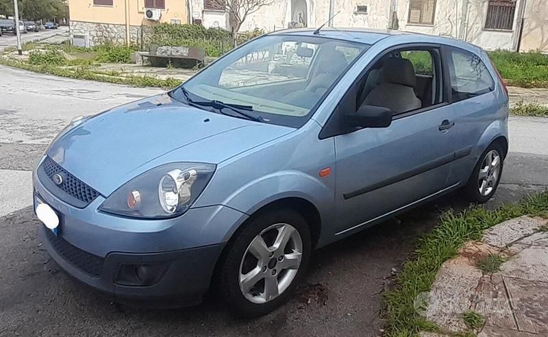 Usata Ford Fiesta Titanium 67 CV (49 kW) 2007 Blu Utilitaria